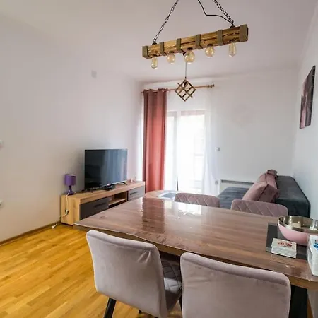 Helena Apartment *